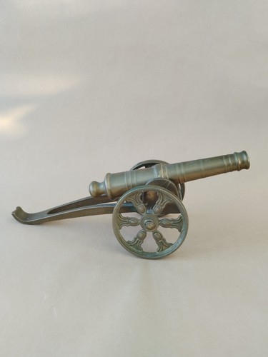Vecchio cannone antico vintage