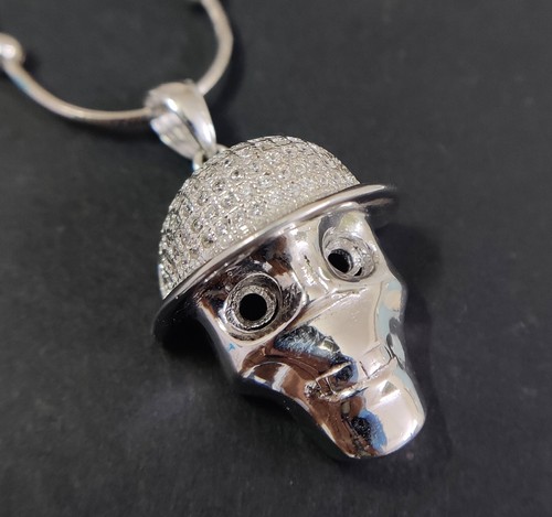 Collana con ciondolo teschio
