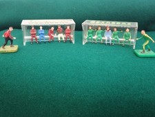 Subbuteo Coppia Di Panchine Bordocampo Set N.4 Calciatori ,Manager e Allenatori 
