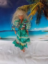 Bambola Barbie, con vestito