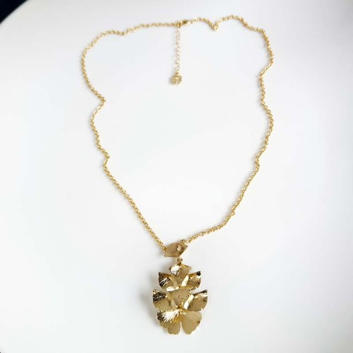 Collana con ciondolo foglia