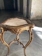 Tavolino tre piedi d'appoggio in legno dorato con piano in marmo. XIX secolo