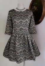 Vestito damascato in jacquard brillante con maniche 3/4 e gonna a campana