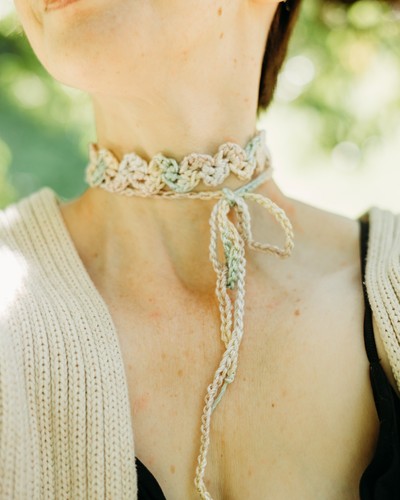Collana girocollo fatta - , mano