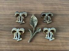 Stock Di 5 Oggetti In Metallo Ottonato Decorazioni Fiocco E Ramo Vintage