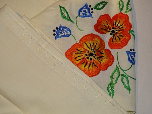 Tovaglia panna con ricami - con,