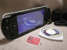 PSP 2004 NERA + MEMORY 4GB  BUONISSIME CONDIZIONI NO BATTERIA + 1 GIOCO OMAGGIO