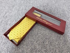 Cravatta Salvatore Ferragamo nuova mai usata gialla con bottoni e scatola 100...