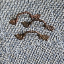 N° 3 VECCHIE MANIGLIE IN OTTONE LAVORATO PER MOBILI VARI -