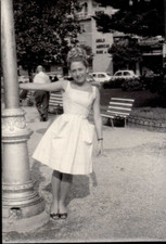 1963 - RAGAZZA AD ALASSIO - SULLO SFONDO BANCA GALLEANI ANGLO AMERICAN BANK