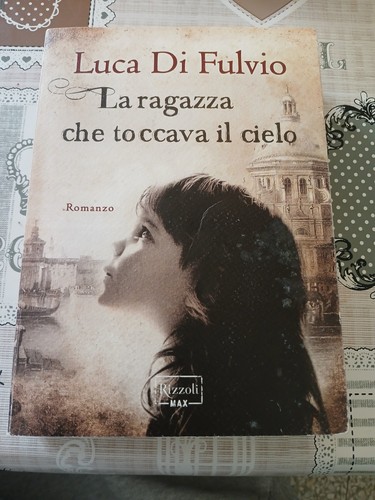 Ragazza che toccava il - la,