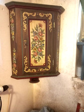 Angoliera da muro tirolese dipinta