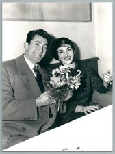 1958 Maria Callas la Diva reçoit des Orchidées Photo Presse Vintage Opera Foto