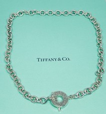 Collana con ciondolo a levetta