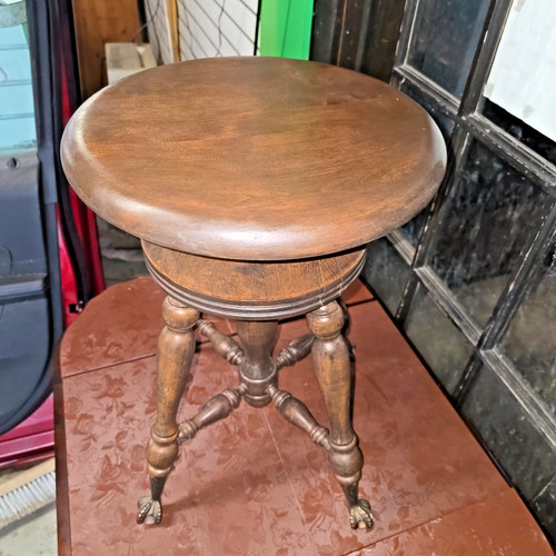 Antico sgabello per pianoforte