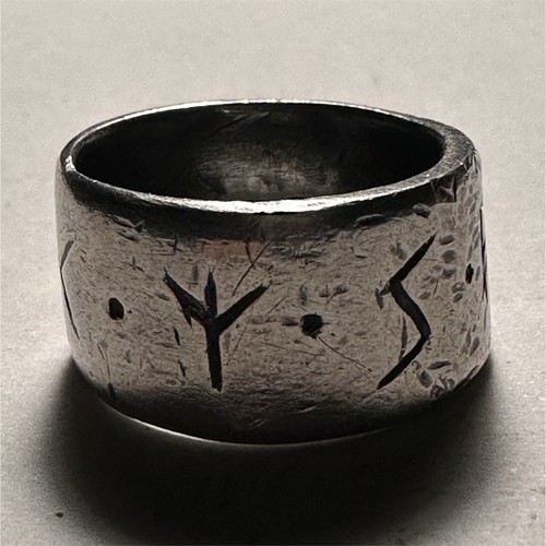 Anello fascia runa incisa