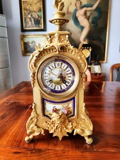 PARIGINA, PENDULE BRONZO DORATO, PLACCHE SEVRES E MECCANISMO FIRMATI, MASCHERONE