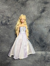 Bambola Barbie Principessa Annika Mattel - Ginocchia pieghevoli con due in un vestito.