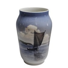 Royal Copenhagen Denmark VASO in PORCELLANA Paesaggio Costiero con Barca N. 2771