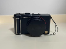 Fotocamera Panasonic LX3 con obiettivo largo 24 mm apertura F2.0 per riprese RAW in movimento