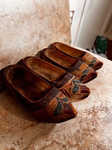 Due paia zoccoli scarpe - , legno