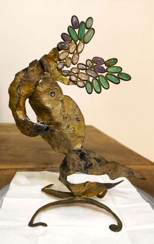 Scultura con pietre preziose