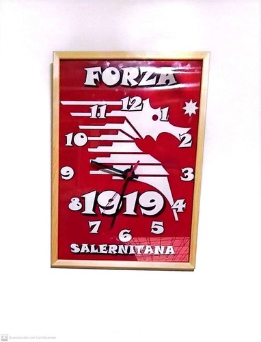 orologio da parete con cornice in legno