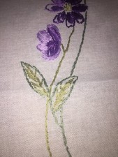 Runner Tessuto Con Bordo Piquet Ricami Di Viole Fatto A Mano