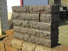 Tufo grigio scuro bugnato