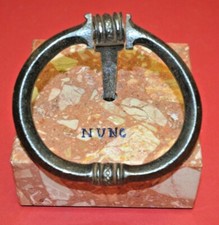 ANTICO MANIGLIONE IN FERRO BATTUTO EPOCA 800 BATTENTE CON BASE PER L'ESPOSIZIONE