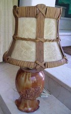 VECCHIA LAMPADA IN CERAMICA CON RILIEVI DI FIORI E CAPPELLO IN GIUNCO