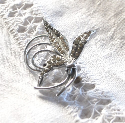 Broche vintage feuille pavée
