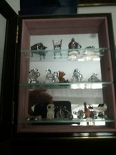 14 MINIATURE E VETRINETTA DA PARETE IN RADICA. PIANOFORTE,  SEDIA, CUCCIOTTO,...