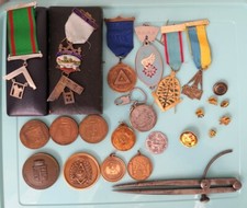 Lotto di spille e medaglie