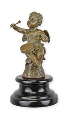 Una scultura in bronzo di un