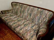 Divano 3 posti in legno ciliegio e rivestimento tessuto Gobelin ex novo borchie