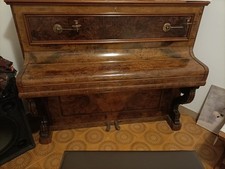 Pianoforte verticale usato antico in radica di noce