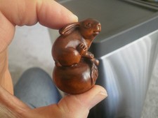 Coniglio netsuke in legno