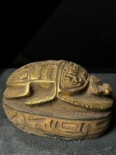 Scarabeo egizio dorato con