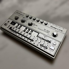Roland TB-303 con adattatore