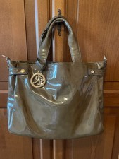 Borsa in vernice color fango a mano o tracolla