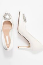 Elegante tacco bianco in raso con spilla strass