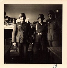 Soldati anziani con elmetto in