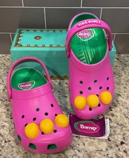 CROCS DISNEY BARNEY CLASSIC ZOCCOLO K taglia 3 209453-3E8 multi prezzo al dettaglio consigliato $55 nuovo con etichette