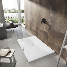 piatto doccia bianco opaco in mineralmarmo con foro centrale, antiscivolo