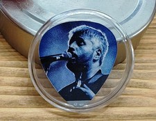 PINO DANIELE 2025: MEDAGLIA ARGENTO DA 15 GRAMMI A FORMA DI PLETTRO IN CAPSULA