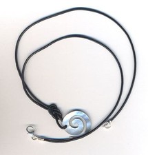 Collana e ciondolo spirale in madreperla e argento 925