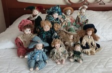 Set Di Bambole In Porcellana