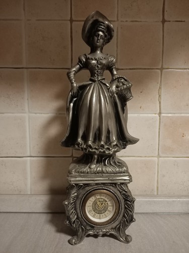 Statua con orologio vintage - statua,