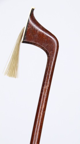 Arco per violoncello montato